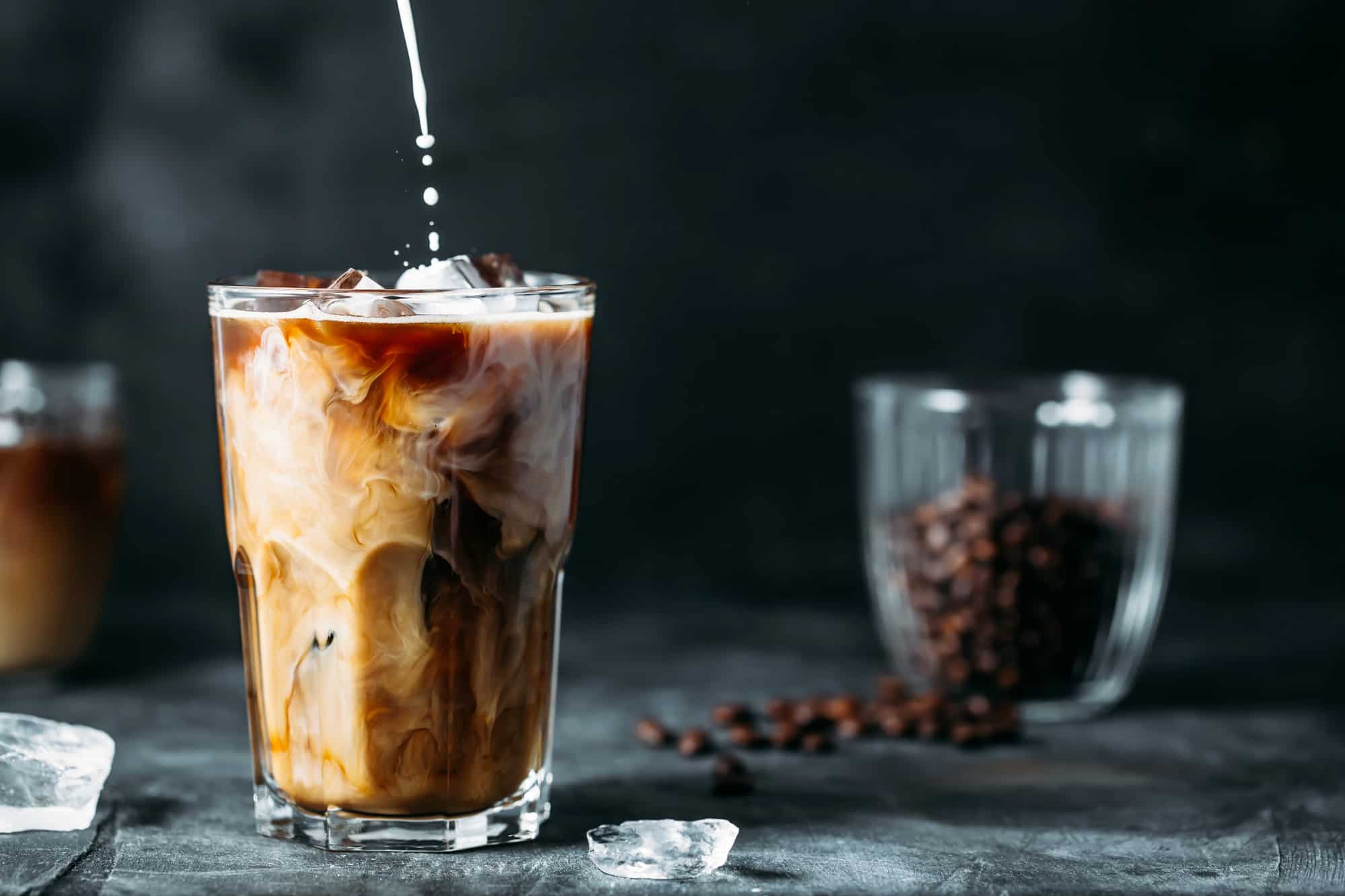 Iced coffee a ice coffee – czym się od siebie różnią i jak je przyrządzić?