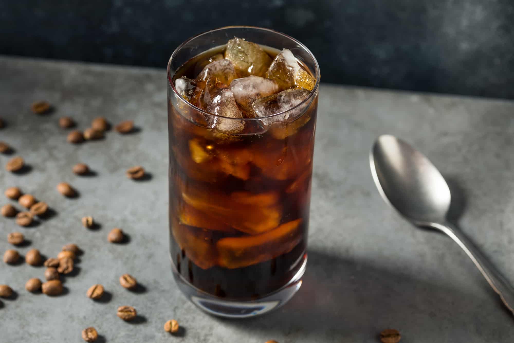 Lemoniada z espresso czy mazagran? Poznaj przepisy na pyszny zimny kawowy napój (z alkoholem lub bez)